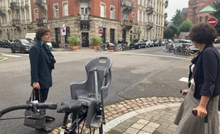 La maire de Strasbourg Jeanne Barseghian lors d'une déambulation dans la Neustadt montrant à la presse les difficultés des usagers de la voirie dans le quartier. Le 16 septembre 2021.