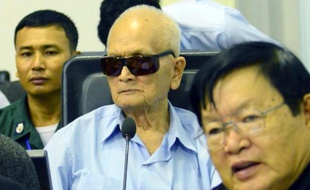 L'idéologue du régime khmer rouge, Nuon Chea (c), 88 ans, au tribunal de Phnom Penh, le 17 octobre 2014 au Cambodge