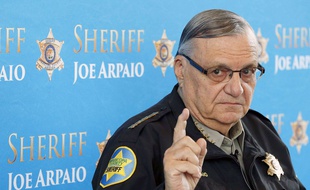 Joe Arpaio, sherif controversé, pour ses contrôles musclés contre les Hispaniques, a été gracié par Donald Trump.