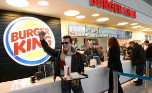 Après avoir avalé en décembre l'enseigne Quick, le groupe Olivier Bertrand, principal actionnaire de Burger King France, est à quelques semaines de boucler le rachat des 13 établissements du Groupe Frères Blanc