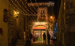 A Rochefort-en-Terre, sacré village préféré des Français en 2016, toutes les rues et venelles sont illuminées pour les fêtes de fin d'année.