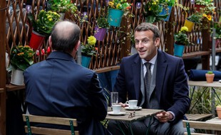 Emmanuel Macron et Jean Castex mercredi matin à la terrasse d'un café.