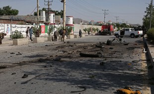 Des gardes sécurisent un site, à Kaboul, touché par une explosion le 3 juin 2021.