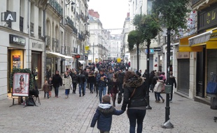Des passants rue d'Orléans, à Nantes