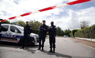 Des policiers à Magnanville (Yvelines), sur les lieux de l'assassinat de deux policiers, le 14 juin 2016.