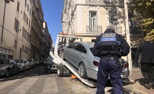 Un voiture mal garée envoyée à la fourrière à Marseille.