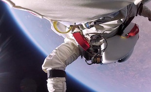 Capture d'écran d'une vidéo mise en ligne sur YouTube le 31 janvier 2014 montrant des images inédites du saut de Felix Baumgartner.