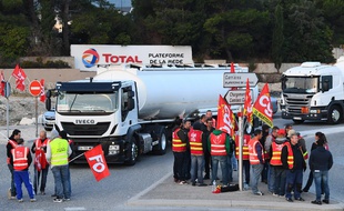 Des routiers bloquant la raffinerie Total de La Mede, près de Marseille, en 2017.
