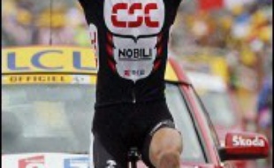 Mardi, l'Américain Floyd Landis a repris le maillot jaune du Tour de France cycliste à l'Alpe d'Huez, où le Luxembourgeois Frank Schleck a enlevé en solitaire la 15e étape au bout d'une longue échappée.