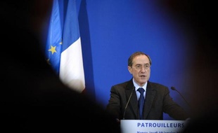 Le ministre de l'Intérieur, Claude Guéant, a dit jeudi qu'il allait devoir "(se) faire connaître" pour espérer emporter les élections législatives à Boulogne-Billancourt (Hauts-de-Seine)où il est investi par l'UMP.