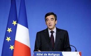 Le Premier ministre français François Fillon a précisé mercredi la feuille de route du nouveau renforcement, sans capitaux publics, des fonds propres des banques françaises, les incitant à ne pas ralentir la distribution de crédit et à diminuer significativement le montant des bonus pour l'année 2011.