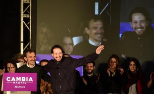Le leader de Podemos, Pablo Iglesias (d), à côté du candidat du parti antilibéral pour la région de Madrid, José Manuel Lopez, le 24 mai 2015 à Madrid