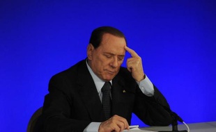 Le chef du gouvernement italien Silvio Berlusconi a démenti catégoriquement samedi soir toute vélléité de démission en ironisant sur les gouvernements de l'après-guerre en Italie qui ne duraient que "11 mois en moyenne".