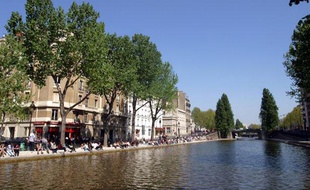 Des Parisiens profitent du soleil le long du Canal Saint-Martin.