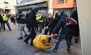 Une personne interpellée lors de la manifestation des « gilets jaunes », à Marseille