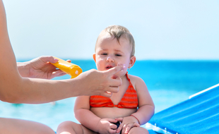 Pour vous aider à choisir, voici un comparatif des meilleures crèmes solaires pour bébé
