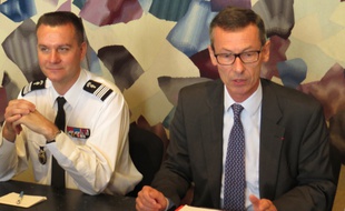 Le procureur de Lille, Frédéric Fèvre (à droite) et le lieutenat-colonel Jérôme Pichart, commandant la gendarmerie en région.
