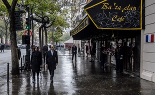 François Hollande et Anne Hidalgo, la maire de Paris arrivent pour dévoiler la plaque commémorative un an après les attentats du 13 novembre 2015, à Paris le 13 novembre 2016.