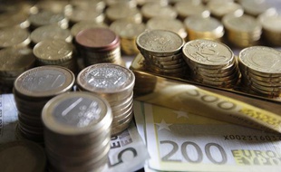 Illustration de pièces et de billets en euros.