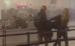Zaventem (Belgique), le 22 mars 2016. Des passagers fuient après la double explosion au sein de l'aéroport de Bruxelles.