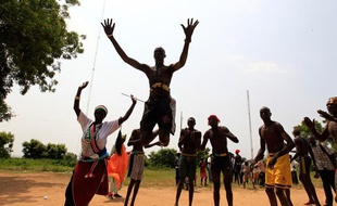 Des Soudanais font une démonstration de danses traditionnelles pour célébrer l'indépendance du Sud-Soudan, le 6 juillet 2011.