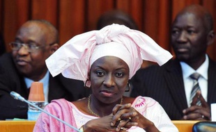 Le président sénégalais Macky Sall a remercié dimanche son Premier ministre Abdoul Mbaye, qu'il a remplacé le même jour par une de ses proches, Aminata Touré, précédemment ministre de la Justice, qui devient la deuxième femme chef de gouvernement de l'histoire du Sénégal.