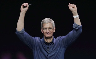 Le patron d'Apple, Tim Cook, présente l'Apple Watch en Californie en septembre 2014.