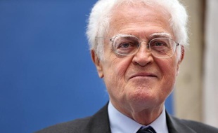 La commission Jospin propose une stricte limitation du cumul des mandats des parlementaires, "un parrainage citoyen" des candidats à la présidentielle et l'élection de 10% des députés à la proportionnelle, a-t-on appris jeudi de source proche du dossier.