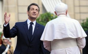 En un geste symbole, M. Sarkozy s'était rendu en personne à l'aéroport d'Orly pour accueillir le pape, accompagné de sa femme, Carla. Les cloches de Paris ont sonné pour saluer l'arrivée du souverain pontife.