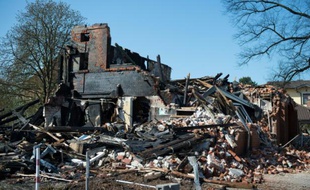 Un centre abritant des réfugiés incendié, le 11 avril 2016 à Winsen an der Luhe, en Allemagne