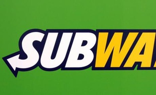 Une offre promotionnelle proposée par un restaurant de sandwichs à Angers à l'occasion de la Saint-Valentin mais réservée aux seuls couples hétérosexuels a suscité une certaine émotion, le Centre gay et lesbien de la ville envisageant vendredi de déposer plainte contre l'auteur de l'affiche.