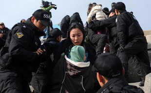 Des gardes-côtes sud-coréens évacuent des habitants de l'île de Yeonpyeong, le 24 novembre 2010.