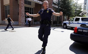 Un policier tente de faire respecter le prémimètre de sécurité autour du siège de Discovery Channel à Silver Spring le 1er septembre 2010.