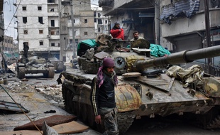 Alep (Syrie), le 14 décembre 2016. Des militaires de l'armée régulière avancent pour reprendre les quartiers tenus par les rebelles.
