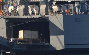Des containers d'armes chimiques syriennes déchargées d'un cargo danois et transferrées sur un bâtiment américain, avant leur destruction en mer, le 2 juillet 2014 dans le port italien de Gioia Tauro