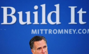 Le candidat républicain à la présidentielle américaine Mitt Romney, mis en cause pour ses investissements à l'étranger, tente de déplacer le débat à son avantage en accusant le président sortant Barack Obama de ne pas croire à la libre entreprise.