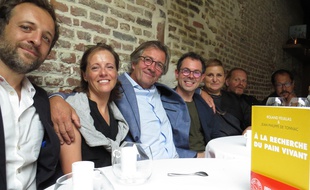 Le livre vainqueur du prix Mange Livre 2018 et les membres du jury, François-Régis Gaudry, Claire Heitzler, Olivier Roellinger, Pascal Barbot, Sonia Ezgulian, Nicolas Pourcheresse et San Degeimbre.
