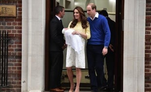 Le prince William et sa femme Kate présentent leur nouveau-né à la foule devant l'entrée de la maternité de l'hôpital St Mary, le 2 mai 2015