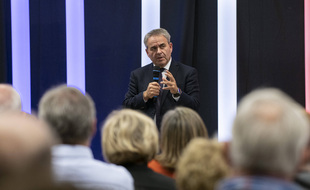 Xavier Bertrand auprès des militants LR.
