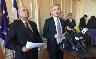 Conférence de presse du procureur de la République Michel Sentille (à gauche) et le préfet d'Alsace Stéphane Fratacci. Strasbourg le 16 novembre 2015.