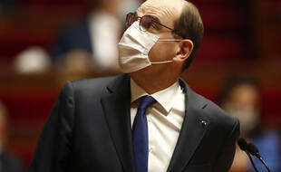 Jean Castex en quête de signes dans les cieux pour savoir s'il doit ou non suspendre l'accueil des enfants par les assistantes maternelles.
