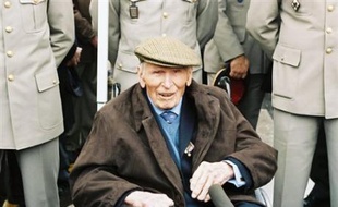 Lazare Ponticelli, décédé à l'âge de 110 ans, ultime survivant de la Grande guerre, voulait "porter le souvenir de (ses) camarades" morts au front, lui dont la vie s'apparentait à un roman.