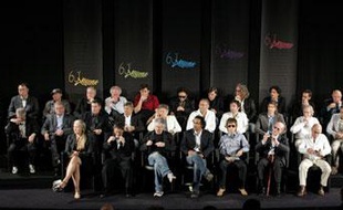 Les 35 réalisateurs de «Chacun son cinéma» pour le 60e Festival de Cannes. Theo Angelopoulos, Olivier Assayas, Bille August, Jane Campion, Youssef Chahine, Chen Kaige, Michael Cimino, Ethan & Joel Coen, David Cronenberg, Jean-Pierre & Luc Dardenne, Manoel De Oliveira, Raymond Depardon, Atom Egoyan, Amos Gitai, Hou Hsiao Hsien, Alejandro Gonzalez Iñarritu, Aki Kaurismaki, Abbas Kiarostami, Takeshi Kitano, Andrei Konchalovsky, Claude Lelouch, Ken Loach, Nanni Moretti, Roman Polanski, Raoul Ruiz, Walter Salles, Elia Suleiman, Tsai Ming Liang, Gus Van Sant, Lars Von Trier, Wim Wenders, Wong Kar Wai, Zhang Yimou