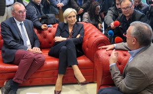 Marine Le Pen a échangé pendant plusieurs minutes avec Yann Guisnel, PDG de la société de transports éponyme.
