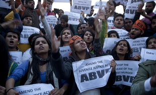 Des membres de l'ABVP, une association étudiante indienne, manifestent le dimanche 20 décembre, à New Delhi, contre la décision de libérer le plus jeune des condamnés dans l'affaire du viol collectif qui avait bouleversé l'Inde en 2012.