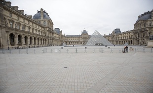 Le musée du Louvre à Paris est désert depuis l'annonce des mesures de confinement en France.