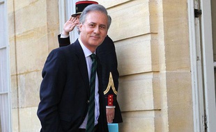 Le secrétaire d'Etat à la Fonction publique, Georges Tron, arrive à l'hôtel Matignon, le 5 mai 2011.