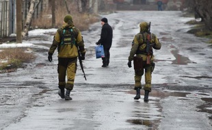 Des combattants prorusses dans une rue de Makiivka dans la banlieue de Donetsk à l'Est de l'Ukraine le 1er février 2015