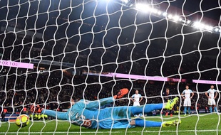 Pelé arrête le penalty de Mbappé, face au PSG.