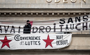 Un homme sur le toit du théâtre de l'Odéon, occupé ccupé par un groupe d'intermittents du spectacle souhaitant